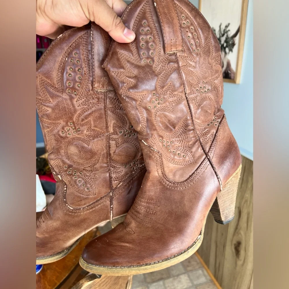 Very Volatile Boots - Picture 8 of 10